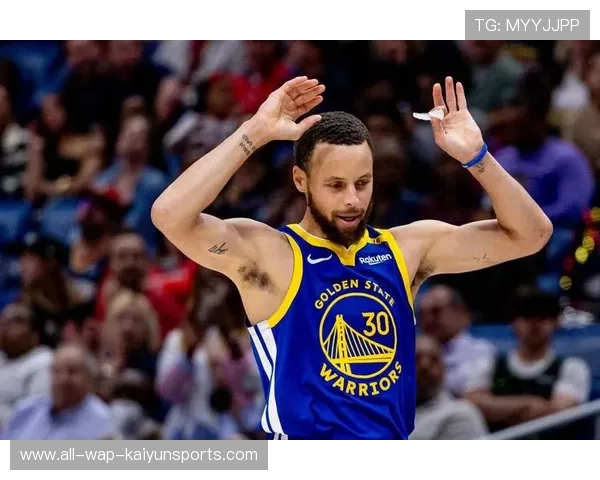 勇士战术调整失灵,库里独自苦撑,勇士队员对库里